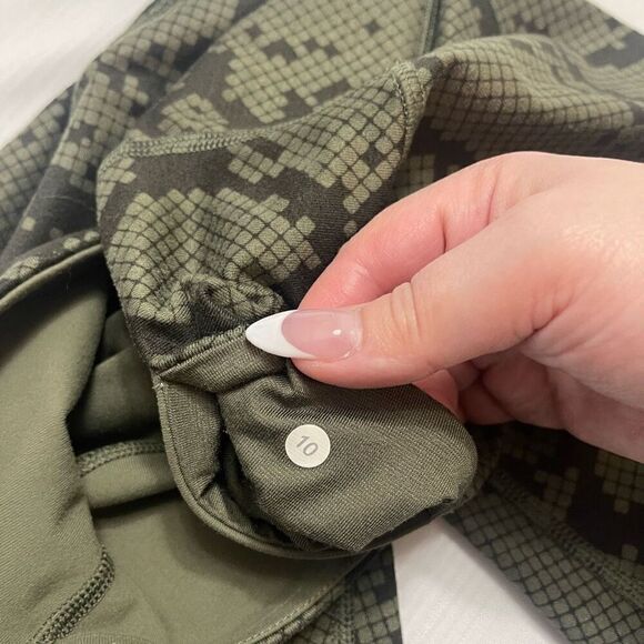 Lululemon Wunder Under 10 Green Snakeskin Luxtreme Crop RARE - Picture 8 of 11